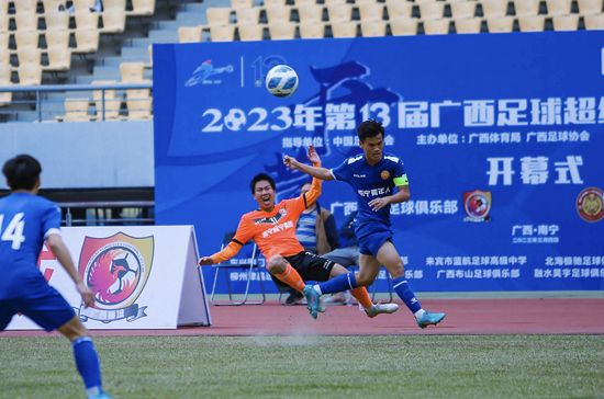 中国足球队队员踢韩国足球,中国队队韩国队足球