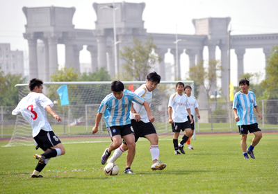 [图]意大利杯-莱奥传射吉鲁梅开二度 米兰4-0拉齐奥